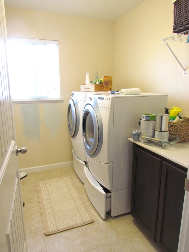 Laundry Room Before4